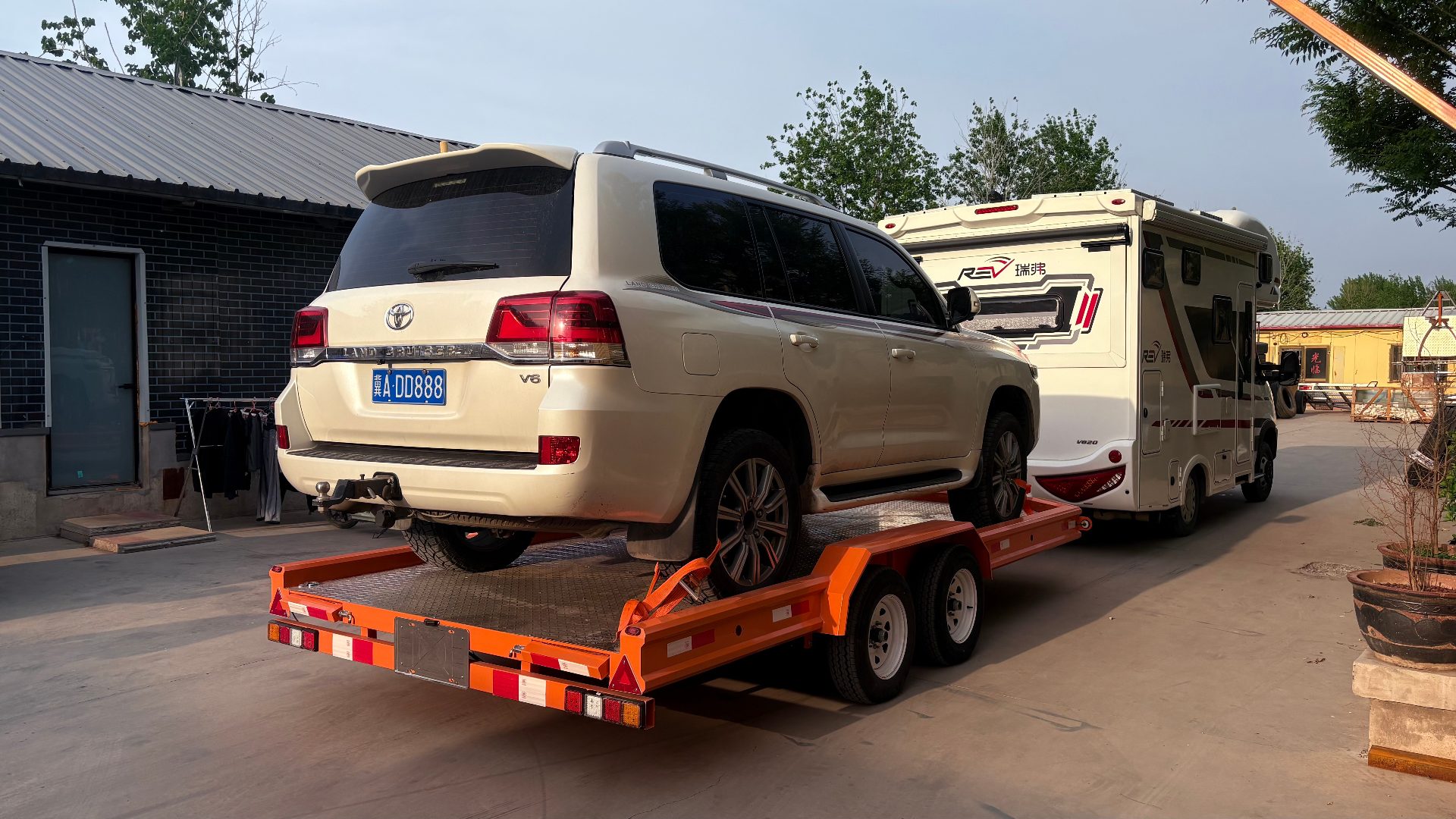 Dual-Axle Flatbed Trailer